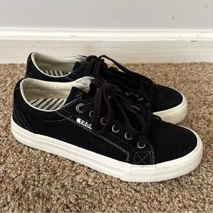 Taos Women's Plim Soul Sneaker Black size 7